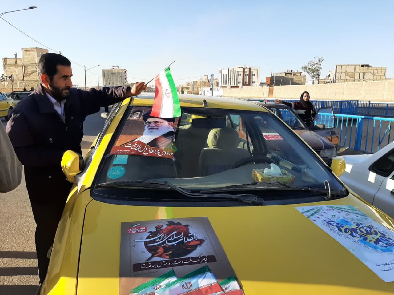 رژه تاکسی ها در خمینی شهر به مناسبت  یوم الله ۲۲بهمن