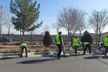 رنگ آمیزی جداول معابر اصلی شهر 
 به همت #شهرداری_خمینی_شهر 