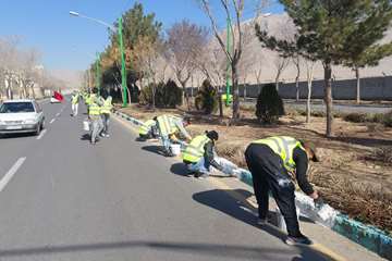 رنگ آمیزی جداول معابر اصلی شهر 
 به همت #شهرداری_خمینی_شهر 