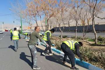 رنگ آمیزی جداول معابر اصلی شهر 
 به همت #شهرداری_خمینی_شهر 