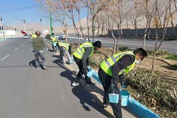 رنگ آمیزی جداول معابر اصلی شهر 
 به همت #شهرداری_خمینی_شهر 