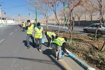 رنگ آمیزی جداول معابر اصلی شهر 
 به همت #شهرداری_خمینی_شهر 