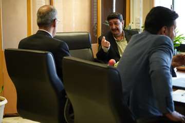 عقد تفاهم نامه اجرای پلاکهای پستی هوشمند خمینی شهر