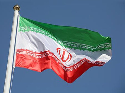 نصب پرچم جمهوری اسلامی ایران بر فراز میدان نماز